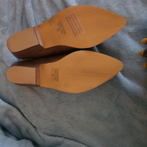 Chase + Chloe Women's Brown Flats - Picture 7 of 12